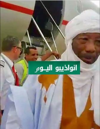 الرئيس مسعود لحظة وصوله على متن طائرة إمارتية خاصة