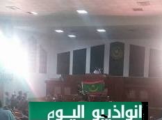 وزير الدفاع الموريتاني يرفع العلم الوطني الجديد فى هذه اللحظات داخل الجمعية الوطنية (أنواذيبو أليوم)