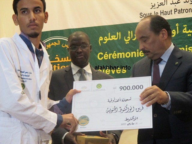 رئيس الجمهورية يسلم الجائزة لأول المتفوقين فى المسابقة العلمية على المستوى الوطني