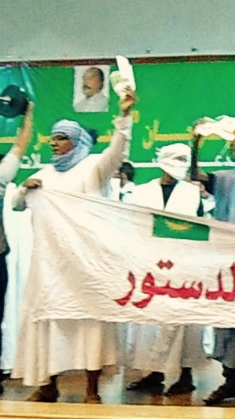 الناشطون يرفعون شعارات مناوئة لمشروع التعديلات الدستورية