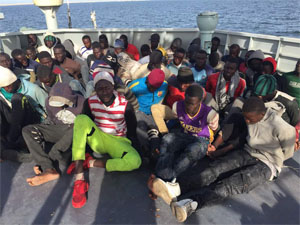 المهاجرين على متن سفينة تابعة البحرية الوطنية
