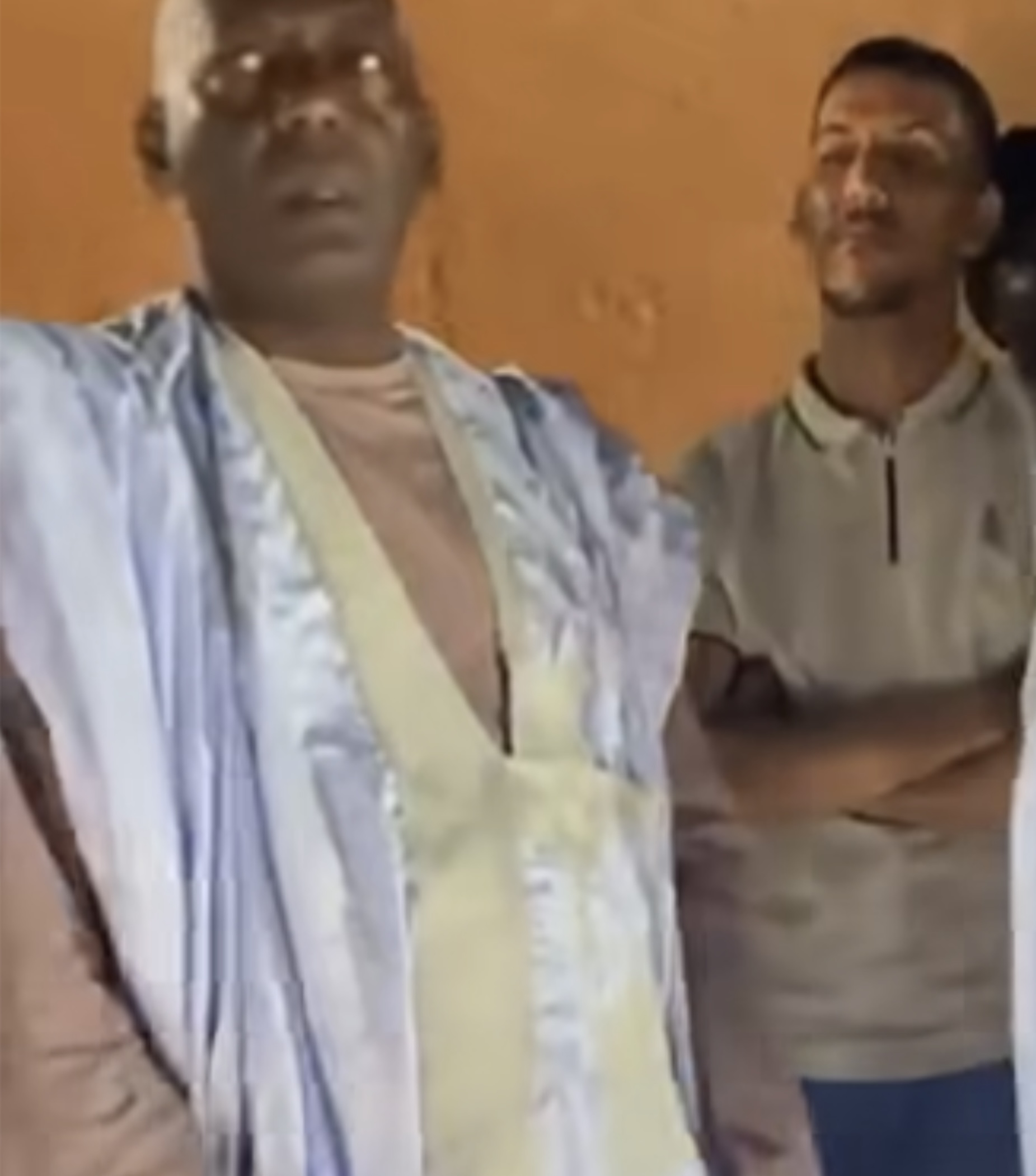في نواذيبو: عناصر حركة ايرا يحتجزون شرطياً وبيرام يدعي محاولةً دهسه.
